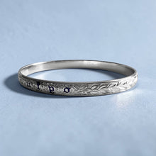 Load image into Gallery viewer, Shiny Maile &amp; Hibiscus 6mm "Kuuipo" Bangle Bracelet in 14K White Gold in size 7 1/2
