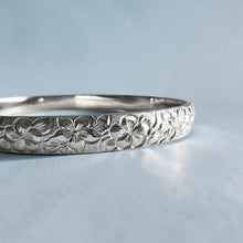 Load image into Gallery viewer, Hibiscus &amp; Plumeria with leaves 6mm Bangle Bracelet in 14K White Gold in size 7 3/4
