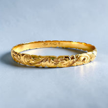 Load image into Gallery viewer, Scalloped Old English &amp; 4x Hibiscus 8mm Bangle Bracelet in 14K Yellow Gold in size 8
