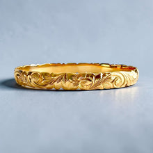 Load image into Gallery viewer, Scalloped Old English &amp; 4x Hibiscus 8mm Bangle Bracelet in 14K Yellow Gold in size 8
