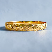Load image into Gallery viewer, Scalloped Old English &amp; 4x Hibiscus 8mm Bangle Bracelet in 14K Yellow Gold in size 8
