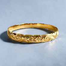 Load image into Gallery viewer, Scalloped Old English &amp; 4x Hibiscus 8mm Bangle Bracelet in 14K Yellow Gold in size 8

