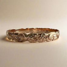 Load image into Gallery viewer, Scalloped Old English &amp; Hibiscus 8mm Makana Bangle Bracelet in 14K Pink Gold
