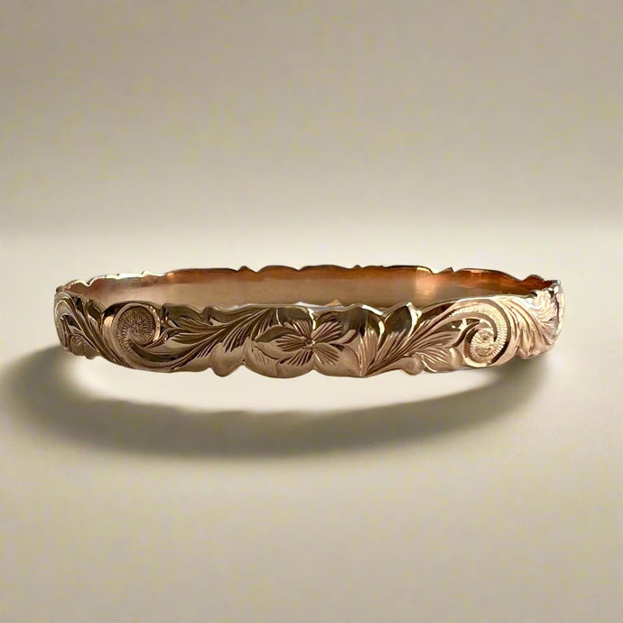 Scalloped Old English & Hibiscus 8mm Makana Bangle Bracelet in 14K Pink Gold