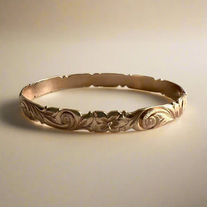 Scalloped Old English & 2x Hibiscus 8mm Makana Bangle Bracelet in 14K Pink Gold