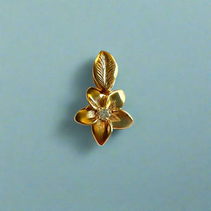 Huaka Bright Starflower Pendant with Diamond in 14K Yellow Gold