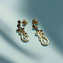 Load image into Gallery viewer, Hibiscus filigree Earrings in 14K Gold
