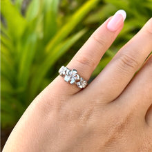 Load image into Gallery viewer, Scalloped Three Plumeria with Ridge Hawaiian Flower Ring in 14K White Gold
