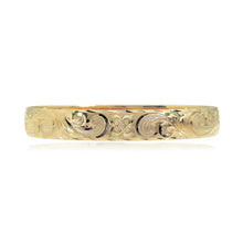 Load image into Gallery viewer, 10mm Hawaiian Heirloom Bracelet with Old English design
