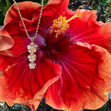 Load image into Gallery viewer, Hibiscus flowers pendant in gold
